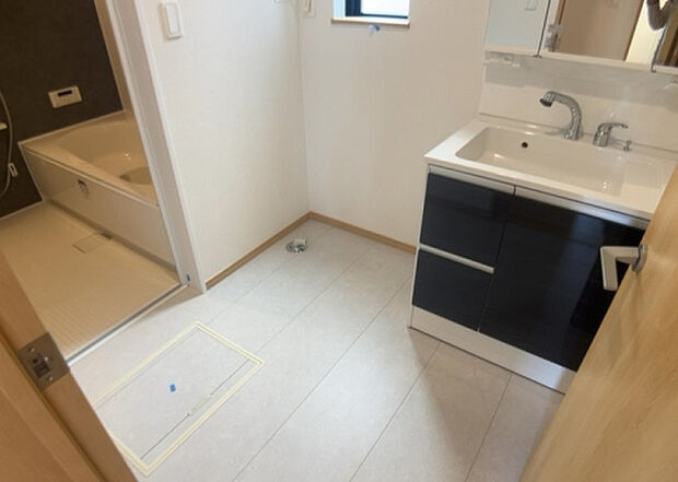 【脱衣場】多くの戸建て住宅で見かける洗面脱衣所は、洗面台と洗濯機が2畳ほどのスペースに並べられていて、洗面所が脱衣所を兼ね備えている間取りが一般的です。お客様が利用することもある、パブリックな空間でもあります。