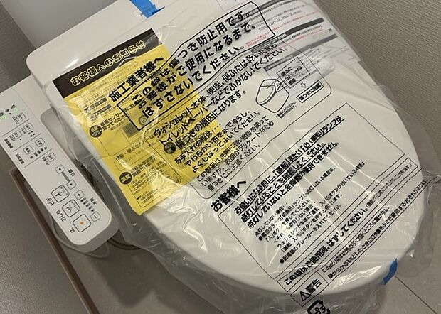 【ウォシュレット(リモコン)】ウォシュレットは、衛生面だけでなく、快適性も向上させる便利な設備です。洗浄機能の種類や水温調節機能など、様々な機能が付いたものが多くあります。リモコンも、操作が簡単で、使いやすいものを選びましょう。