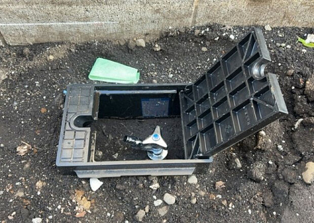 【その他設備】敷地内には、散水栓や立水栓があります。水道水を直接利用できるため、水を運ぶ手間を省くことが出来ます。大量の水を必要とする洗車作業や清掃などに役立ちます。その他設備とあわせて、現地でご確認ください。