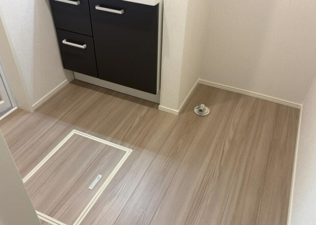 【脱衣場】多くの戸建て住宅で見かける洗面脱衣所は、洗面台と洗濯機が2畳ほどのスペースに並べられていて、洗面所が脱衣所を兼ね備えている間取りが一般的です。お客様が利用することもある、パブリックな空間でもあります。