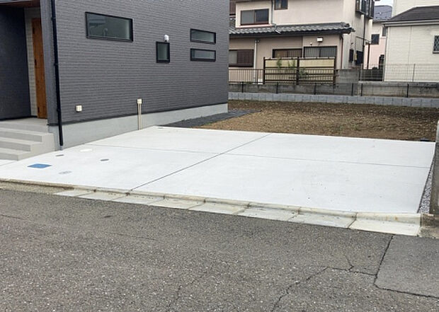 【駐車場】駐車場と明記されていても、最小スペースでつくられた駐車場だと大型車は駐車できなかったり、出入りしにくくなったりする可能性があります。お車のサイズと購入したい物件の駐車場のサイズを現地で確認しましょう。