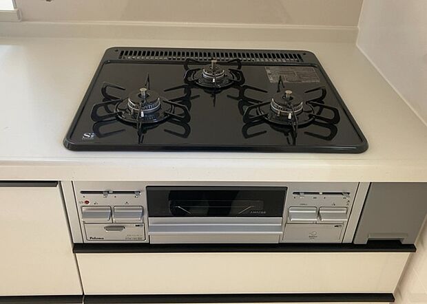 【キッチンコンロ】キッチンコンロは、料理の質を大きく左右する重要な設備です。火力調整のしやすさ、グリル機能の有無、安全装置の充実度など、選ぶポイントがたくさんあります。特に、IHクッキングヒーターは、お手入れのしやすさや安全性が高く、近年人気が高まっています。