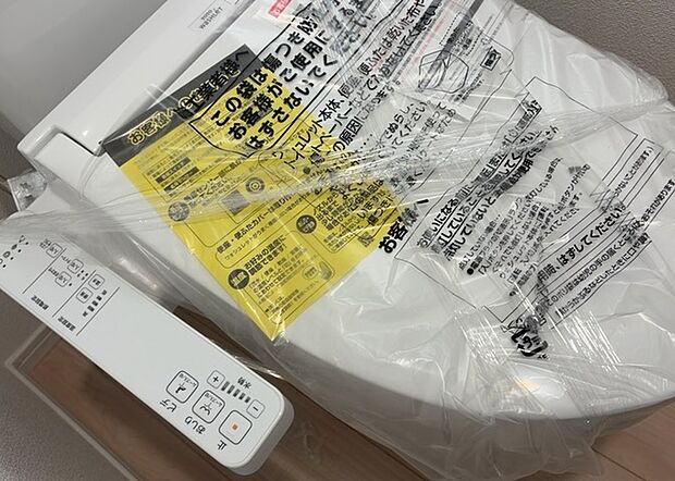 【ウォシュレット(リモコン)】ウォシュレットは、衛生面だけでなく、快適性も向上させる便利な設備です。洗浄機能の種類や水温調節機能など、様々な機能が付いたものが多くあります。リモコンも、操作が簡単で、使いやすいものを選びましょう。