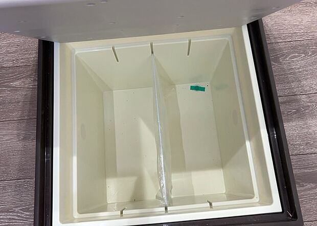 【キッチン床下収納】キッチン床下収納は、調理器具や食器などをスッキリと収納できる便利なスペースです。収納量が多いもの、引き出しがスムーズに開閉するものなど、使い勝手の良いものを選ぶことが大切です。また、湿気がこもりやすい場所なので、通気性の良いものを選ぶこともおすすめです。
