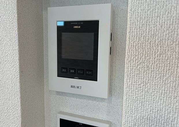 【TVモニター付きインターホン】TVモニター付きインターホンは、来訪者の顔を確認できるだけでなく、音声でやり取りすることもできるため、セキュリティ面で安心できる設備です。モニター画面が大きく見やすいもの、夜間でも来訪者をしっかりと確認できるものなど、機能性を重視したいところです。