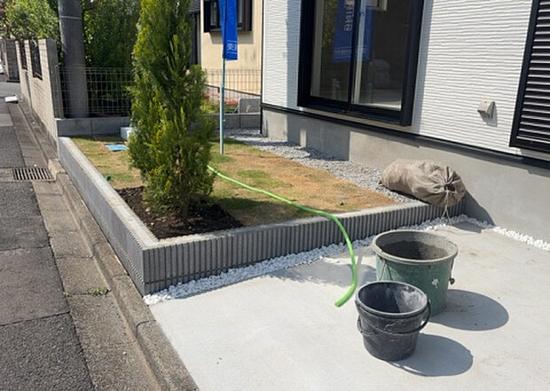 【庭】庭があることでガーデニングや家庭菜園はもちろん、こどもの遊び場やペットを放して遊ぶことができます。また、家の周囲に余裕があるということです。隣地との間があれば、十分な日当たりと、風通しが確保できます。