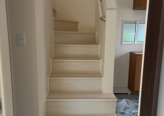 【内装】建物の上下階の通路である階段は、その位置によって動線や室内の印象が大きく左右されます。手摺にも重要な役割があり、転倒の防止・歩行や動作を円滑にして日常生活を支えることを主な目的として設置されています。