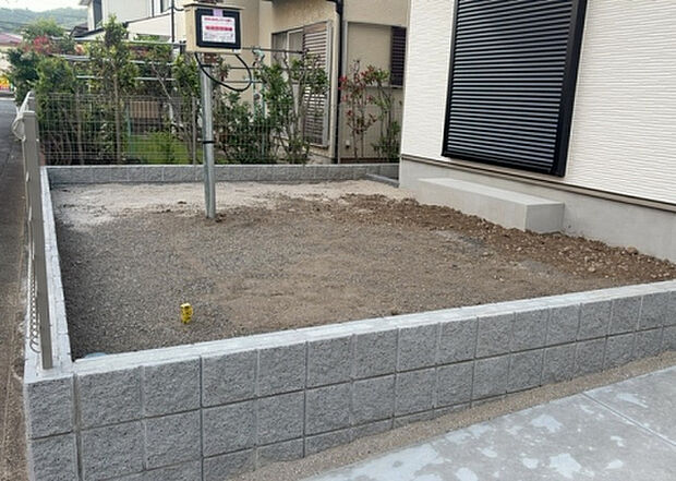 【庭】庭があることでガーデニングや家庭菜園はもちろん、こどもの遊び場やペットを放して遊ぶことができます。また、家の周囲に余裕があるということです。隣地との間があれば、十分な日当たりと、風通しが確保できます。