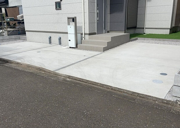 【駐車場】駐車場と明記されていても、最小スペースでつくられた駐車場だと大型車は駐車できなかったり、出入りしにくくなったりする可能性があります。お車のサイズと購入したい物件の駐車場のサイズを現地で確認しましょう。