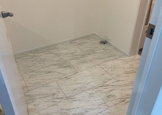 【脱衣場】多くの戸建て住宅で見かける洗面脱衣所は、洗面台と洗濯機が2畳ほどのスペースに並べられていて、洗面所が脱衣所を兼ね備えている間取りが一般的です。お客様が利用することもある、パブリックな空間でもあります。