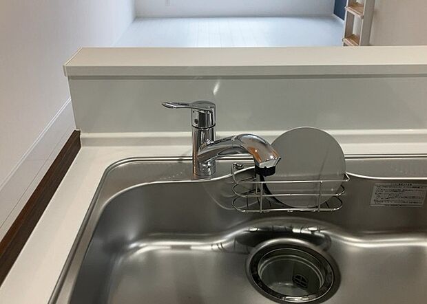 【キッチン水栓】キッチン水栓は、毎日必ず使うものだからこそ、使いやすさが重要です。シャワーヘッドの切り替えがスムーズか、吐水量が調節できるか、水しぶきが飛び散りにくい構造か、浄水機能が付いているかなど、日々の家事を快適にするための機能が数多くあります。また、デザインも多種多様なので、キッチン全体の雰囲気に合わせたものを選ぶことができます。