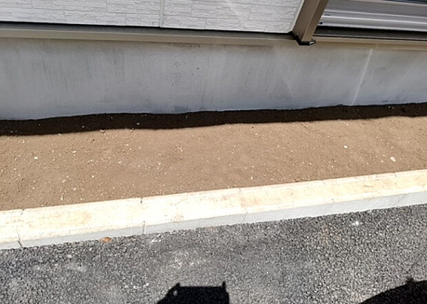 【庭】庭があることでガーデニングや家庭菜園はもちろん、こどもの遊び場やペットを放して遊ぶことができます。また、家の周囲に余裕があるということです。隣地との間があれば、十分な日当たりと、風通しが確保できます。