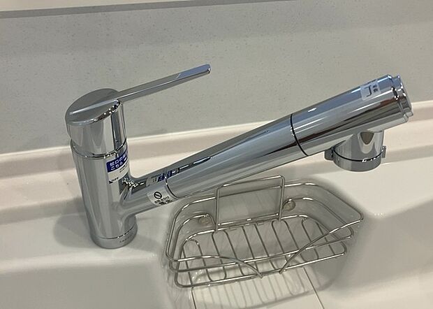 【キッチン水栓】キッチン水栓は、毎日必ず使うものだからこそ、使いやすさが重要です。シャワーヘッドの切り替えがスムーズか、吐水量が調節できるか、水しぶきが飛び散りにくい構造か、浄水機能が付いているかなど、日々の家事を快適にするための機能が数多くあります。また、デザインも多種多様なので、キッチン全体の雰囲気に合わせたものを選ぶことができます。