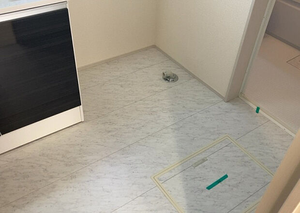 【脱衣場】多くの戸建て住宅で見かける洗面脱衣所は、洗面台と洗濯機が2畳ほどのスペースに並べられていて、洗面所が脱衣所を兼ね備えている間取りが一般的です。お客様が利用することもある、パブリックな空間でもあります。