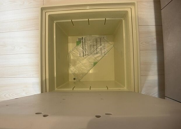 【キッチン床下収納】キッチン床下収納は、調理器具や食器などをスッキリと収納できる便利なスペースです。収納量が多いもの、引き出しがスムーズに開閉するものなど、使い勝手の良いものを選ぶことが大切です。また、湿気がこもりやすい場所なので、通気性の良いものを選ぶこともおすすめです。