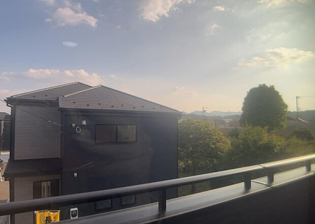【物件からの展望】眺望を気にして物件を探す場合、前面に建物が建っていないか現地で確認しましょう！前面に建物があると景色はもちろん、日当たりや風通しにも影響が出てきます。住んだ時のことを想像しながら現地見学をしましょう。