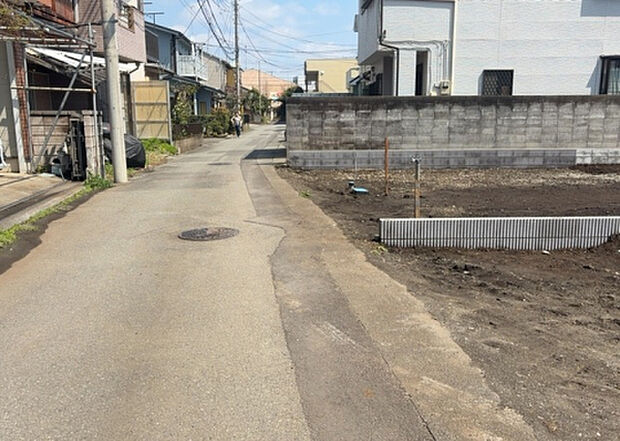 【前面道路含む現地写真_2】前面道路の幅員や歩道の有無、近隣の建物との距離感などは、実際の生活の利便性や安全性に大きく影響します。複数のアングルから前面道路の状況を確認することで、より具体的に生活イメージを描けます。