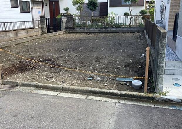【玄関_2】玄関は、狭すぎると複数人で使いにくく、広すぎても無駄な空間になりがちです。最低2畳を目安にして、家の広さとの兼ね合いや家族の人数を考慮して決めるとよいでしょう。現地を見学して快適な玄関を選びましょう!