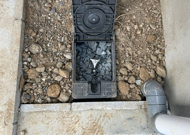 【その他設備】敷地内には、散水栓や立水栓があります。水道水を直接利用できるため、水を運ぶ手間を省くことが出来ます。大量の水を必要とする洗車作業や清掃などに役立ちます。その他設備とあわせて、現地でご確認ください。