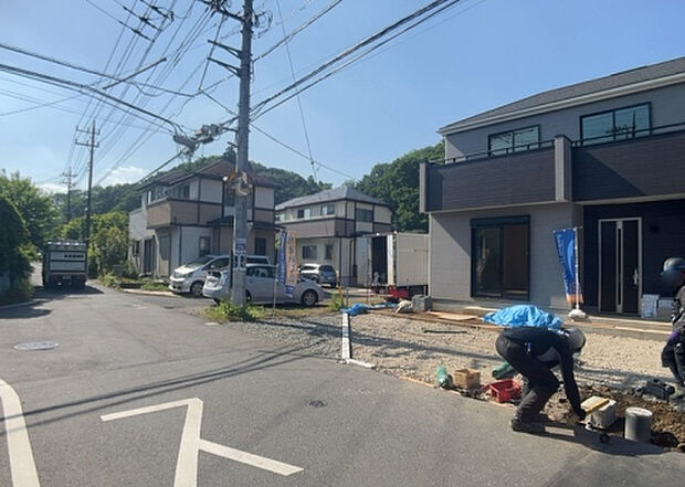 【前面道路含む現地写真_2】お持ちの車種によっては前面道路が広い方が便利でしょう。しかし、前面道路が広ければその分交通量が多くなるため、騒音などが気になる場合があります。実際に現地を見学し、周辺交通量や騒音などを確認しましょう！