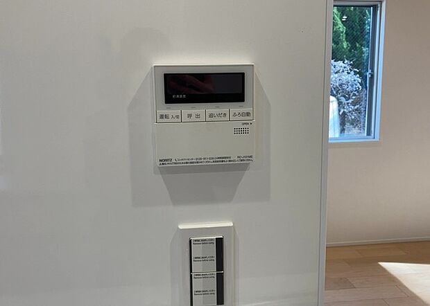 【給湯器リモコン】給湯器リモコンは、お風呂の温度設定やタイマー設定など、お風呂を快適に楽しむために欠かせないものです。液晶画面が大きく見やすいもの、操作ボタンが分かりやすいものなど、使いやすさが重要です。また、エコ機能が付いているものなら、光熱費の節約にもつながります。
