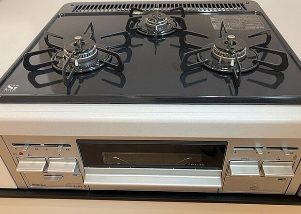 【キッチンコンロ】キッチンコンロは、料理の質を大きく左右する重要な設備です。火力調整のしやすさ、グリル機能の有無、安全装置の充実度など、選ぶポイントがたくさんあります。特に、IHクッキングヒーターは、お手入れのしやすさや安全性が高く、近年人気が高まっています。