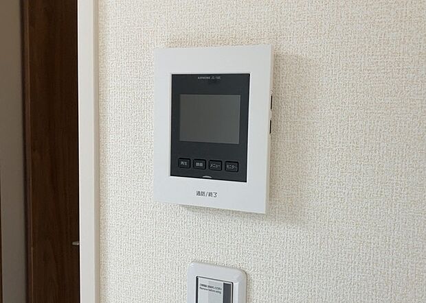 【TVモニター付きインターホン】TVモニター付きインターホンは、来訪者の顔を確認できるだけでなく、音声でやり取りすることもできるため、セキュリティ面で安心できる設備です。モニター画面が大きく見やすいもの、夜間でも来訪者をしっかりと確認できるものなど、機能性を重視したいところです。