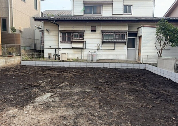 【外観_3】現地に行くなら、物件の周囲の地形がどうなっているかを見ることも大切です。周辺より低くなっている土地では、大雨などで水が集まりやすいため、地盤が弱くなっているということも考えられるため、注意が必要です。
