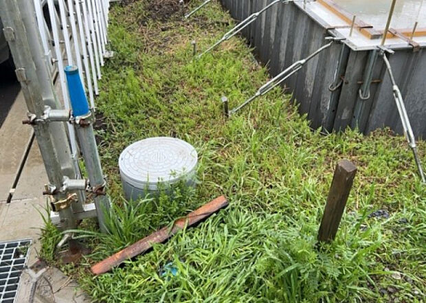 【その他設備】敷地内には、散水栓や立水栓があります。水道水を直接利用できるため、水を運ぶ手間を省くことが出来ます。大量の水を必要とする洗車作業や清掃などに役立ちます。その他設備とあわせて、現地でご確認ください。