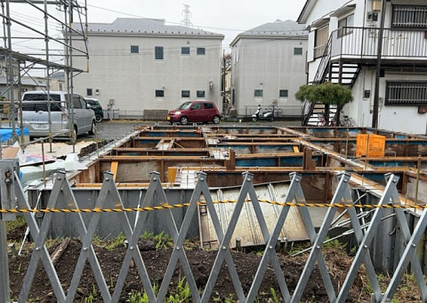 【前面道路含む現地写真_2】前面道路の幅員や歩道の有無、近隣の建物との距離感などは、実際の生活の利便性や安全性に大きく影響します。複数のアングルから前面道路の状況を確認することで、より具体的に生活イメージを描けます。