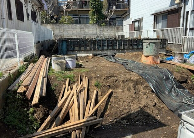 【玄関_2】玄関は、狭すぎると複数人で使いにくく、広すぎても無駄な空間になりがちです。最低2畳を目安にして、家の広さとの兼ね合いや家族の人数を考慮して決めるとよいでしょう。現地を見学して快適な玄関を選びましょう!