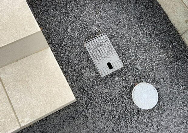 【その他設備】敷地内には、散水栓や立水栓があります。水道水を直接利用できるため、水を運ぶ手間を省くことが出来ます。大量の水を必要とする洗車作業や清掃などに役立ちます。その他設備とあわせて、現地でご確認ください。