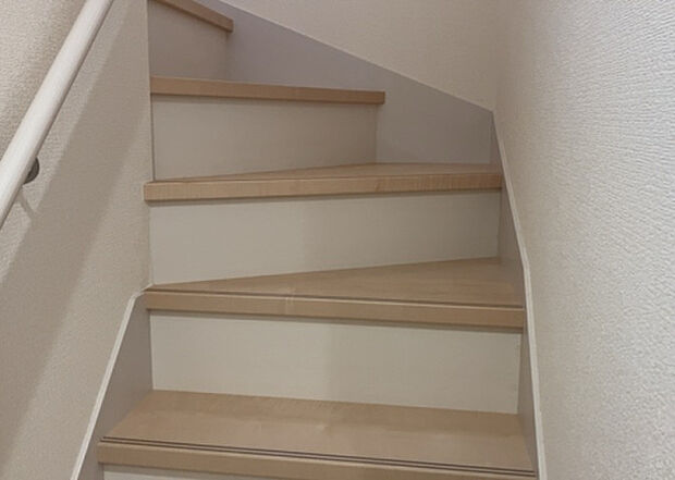【内装】建物の上下階の通路である階段は、その位置によって動線や室内の印象が大きく左右されます。手摺にも重要な役割があり、転倒の防止・歩行や動作を円滑にして日常生活を支えることを主な目的として設置されています。