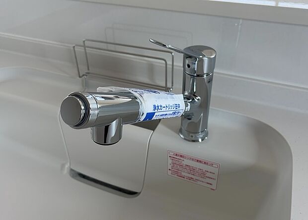 【キッチン水栓】キッチン水栓は、毎日必ず使うものだからこそ、使いやすさが重要です。シャワーヘッドの切り替えがスムーズか、吐水量が調節できるか、水しぶきが飛び散りにくい構造か、浄水機能が付いているかなど、日々の家事を快適にするための機能が数多くあります。また、デザインも多種多様なので、キッチン全体の雰囲気に合わせたものを選ぶことができます。