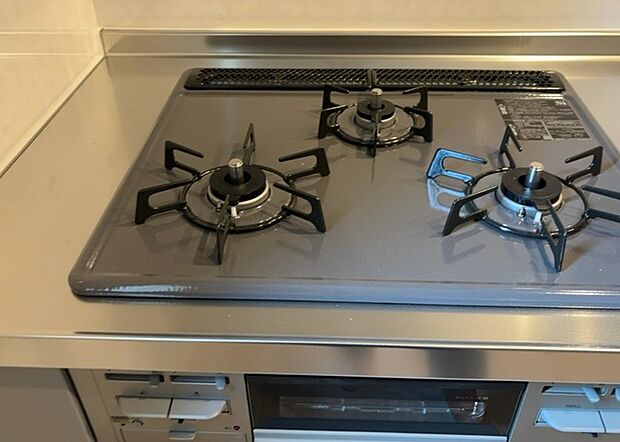 【キッチンコンロ】キッチンコンロは、料理の質を大きく左右する重要な設備です。火力調整のしやすさ、グリル機能の有無、安全装置の充実度など、選ぶポイントがたくさんあります。特に、IHクッキングヒーターは、お手入れのしやすさや安全性が高く、近年人気が高まっています。
