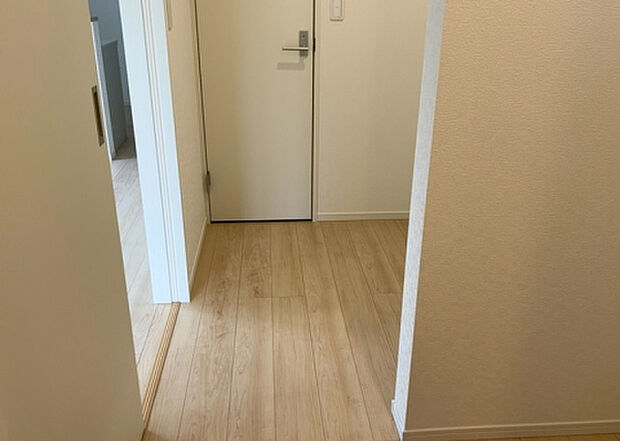 【脱衣場】多くの戸建て住宅で見かける洗面脱衣所は、洗面台と洗濯機が2畳ほどのスペースに並べられていて、洗面所が脱衣所を兼ね備えている間取りが一般的です。お客様が利用することもある、パブリックな空間でもあります。