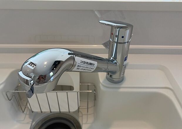 【キッチン水栓】キッチン水栓は、毎日必ず使うものだからこそ、使いやすさが重要です。シャワーヘッドの切り替えがスムーズか、吐水量が調節できるか、水しぶきが飛び散りにくい構造か、浄水機能が付いているかなど、日々の家事を快適にするための機能が数多くあります。また、デザインも多種多様なので、キッチン全体の雰囲気に合わせたものを選ぶことができます。