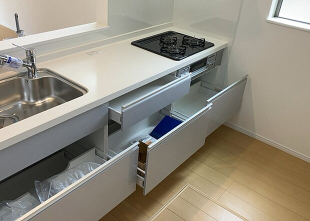 【キッチン床下収納】キッチン床下収納は、調理器具や食器などをスッキリと収納できる便利なスペースです。収納量が多いもの、引き出しがスムーズに開閉するものなど、使い勝手の良いものを選ぶことが大切です。また、湿気がこもりやすい場所なので、通気性の良いものを選ぶこともおすすめです。