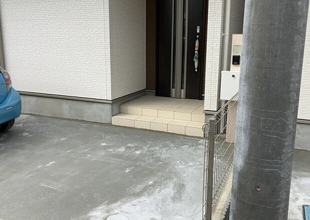 【庭】庭があることでガーデニングや家庭菜園はもちろん、こどもの遊び場やペットを放して遊ぶことができます。また、家の周囲に余裕があるということです。隣地との間があれば、十分な日当たりと、風通しが確保できます。