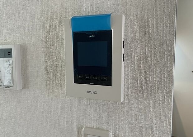 【ＴＶモニター付きインターホン】TVモニター付きインターホンは、来訪者の顔を確認できるだけでなく、音声でやり取りすることもできるため、セキュリティ面で安心できる設備です。モニター画面が大きく見やすいもの、夜間でも来訪者をしっかりと確認できるものなど、機能性を重視したいところです。