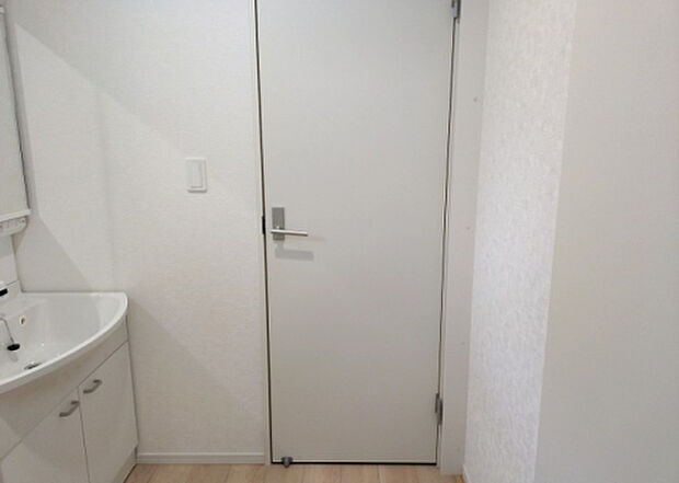【脱衣場】多くの戸建て住宅で見かける洗面脱衣所は、洗面台と洗濯機が2畳ほどのスペースに並べられていて、洗面所が脱衣所を兼ね備えている間取りが一般的です。お客様が利用することもある、パブリックな空間でもあります。