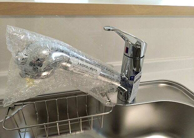 【キッチン水栓】キッチン水栓は、毎日必ず使うものだからこそ、使いやすさが重要です。シャワーヘッドの切り替えがスムーズか、吐水量が調節できるか、水しぶきが飛び散りにくい構造か、浄水機能が付いているかなど、日々の家事を快適にするための機能が数多くあります。また、デザインも多種多様なので、キッチン全体の雰囲気に合わせたものを選ぶことができます。