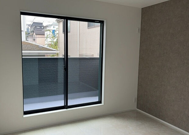 【洋室】洋室のメリットは重い家具が置きやすく、身の回りが整理しやすいことです。 床がフローリングのため畳とは異なり凹みにくいです。 クローゼットなど収納が豊富で、普段使わない旅行カバンや服の整頓も簡単にです。