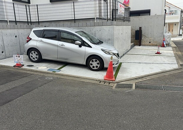 【駐車場】駐車場と明記されていても、最小スペースでつくられた駐車場だと大型車は駐車できなかったり、出入りしにくくなったりする可能性があります。お車のサイズと購入したい物件の駐車場のサイズを現地で確認しましょう。