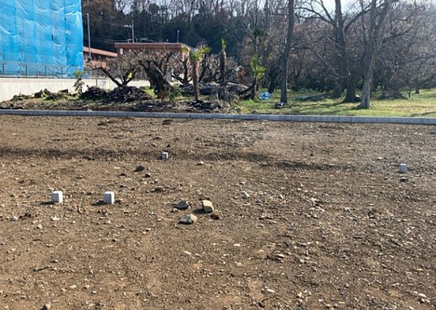 【玄関】玄関は家の顔でもあり、家族以外の目にも止まる場所です。玄関は外との間を仕切る扉、靴などをしまっておく収納スペース、靴脱ぎのたたきスペース、来客とのやり取りをするドアホンなど複数のアイテムからなります。