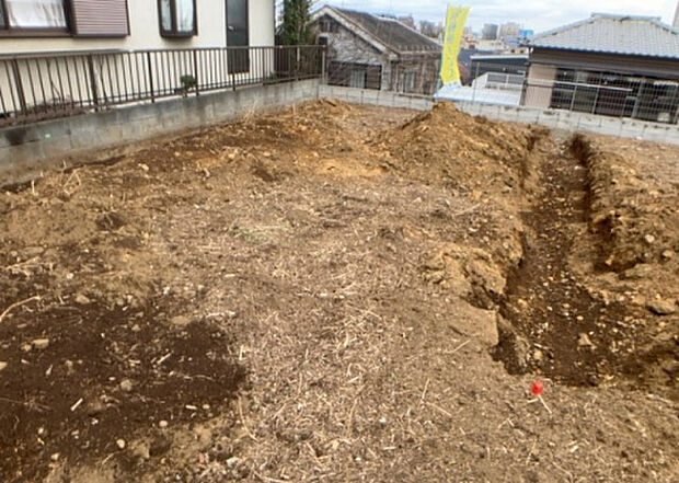 【構造・工法・仕様_2】ベタ基礎とは、柱の位置に関係なく全体に基礎がある事を指し、面積が大きい分建物の重さを全体に分散できます。また、地面からの湿気や害虫を遮断でき、木造住宅で心配されるシロアリ被害を防ぐ効果も期待できます。