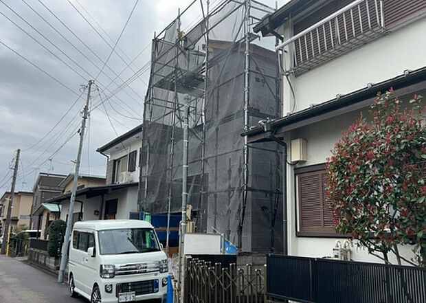 【前面道路含む現地写真_2】前面道路の幅員や歩道の有無、近隣の建物との距離感などは、実際の生活の利便性や安全性に大きく影響します。複数のアングルから前面道路の状況を確認することで、より具体的に生活イメージを描けます。