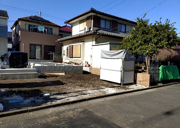 【前面道路含む現地写真_2】前面道路の幅員や歩道の有無、近隣の建物との距離感などは、実際の生活の利便性や安全性に大きく影響します。複数のアングルから前面道路の状況を確認することで、より具体的に生活イメージを描けます。