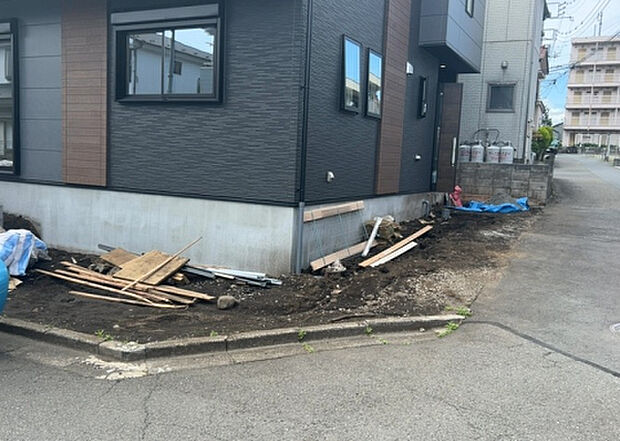【構造・工法・仕様_2】ベタ基礎とは、柱の位置に関係なく全体に基礎がある事を指し、面積が大きい分建物の重さを全体に分散できます。また、地面からの湿気や害虫を遮断でき、木造住宅で心配されるシロアリ被害を防ぐ効果も期待できます。