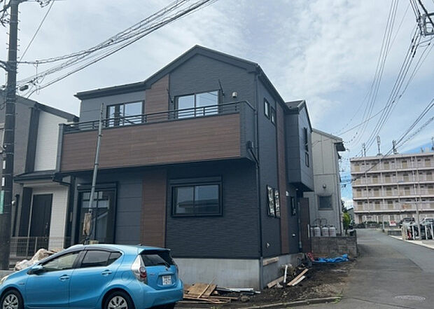 【外観_2】外観は建物の第一印象を決める重要な要素です。複数の方向から見ることで、建物の存在感や周辺との調和、デザインの良さなどがより明確に分かります。お気に入りの建物を見つけてみてください。